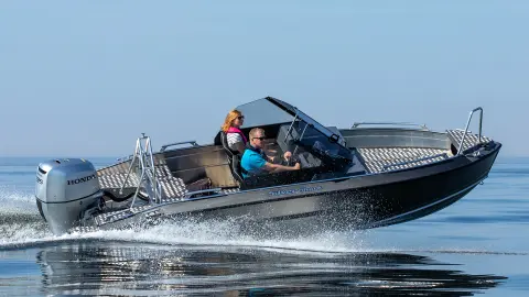 Koppel op een boot met Honda BF135 motoren. 