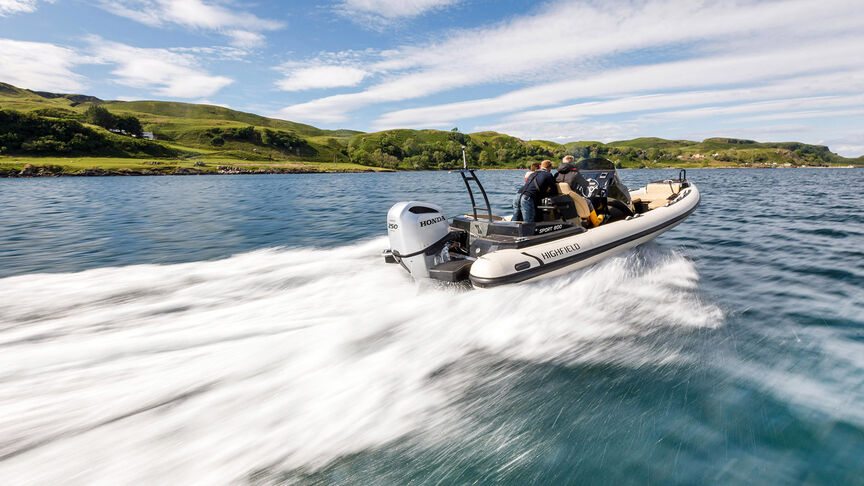 Koppel op boot met een Honda BF200-motor. 