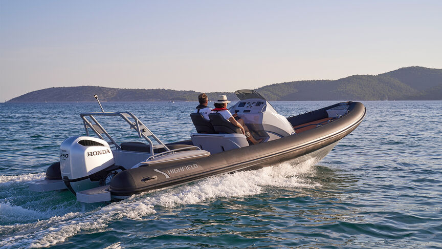 Koppel op boot met een Honda BF200-motor. 