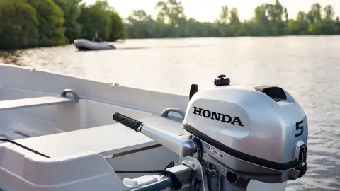 Honda BF5 motor wordt vervoerd. 