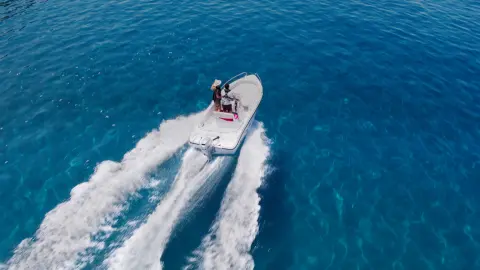 Koppel op een boot in de oceaan met een Honda BF motor.