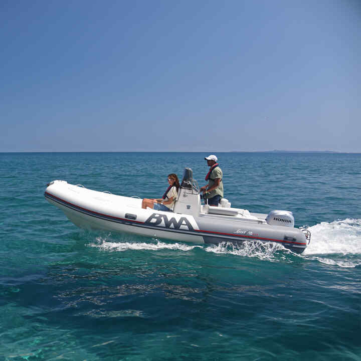 Koppel op een zijwaarts gerichte boot met Honda BF-motor op zee.