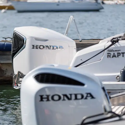 Close-up van de Honda 80-100-buitenboordmotoren op zee.