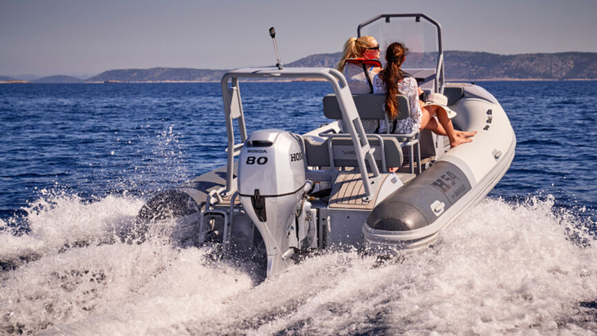 Model dat een boot bestuurt op zee met de BF80-100-motor.