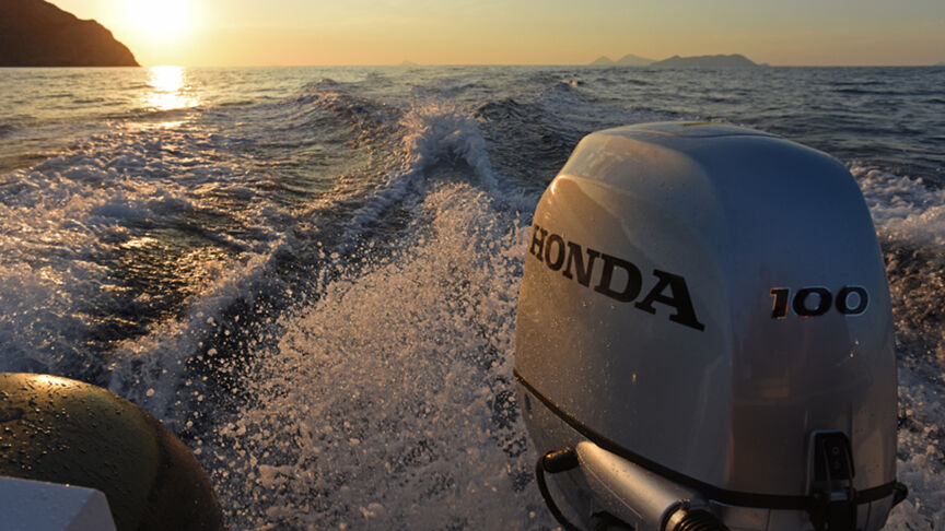 Model dat een boot bestuurt op zee met de BF80-100-motor.