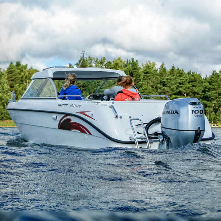 Gezin op een boot in een meer met Honda BF80-100 motor. 