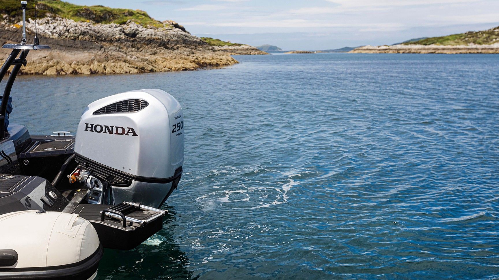 Achterzijde van Honda boot op de zee.