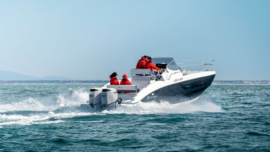 Achteraanzicht van boot met Honda BF350 motor. 