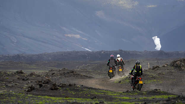 Twee HAR rijders in IJsland in een bergachtig landschap.