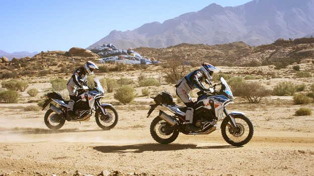 Twee HAR-rijders in Marokko tegen een achtergrond met schilderachtige bergen